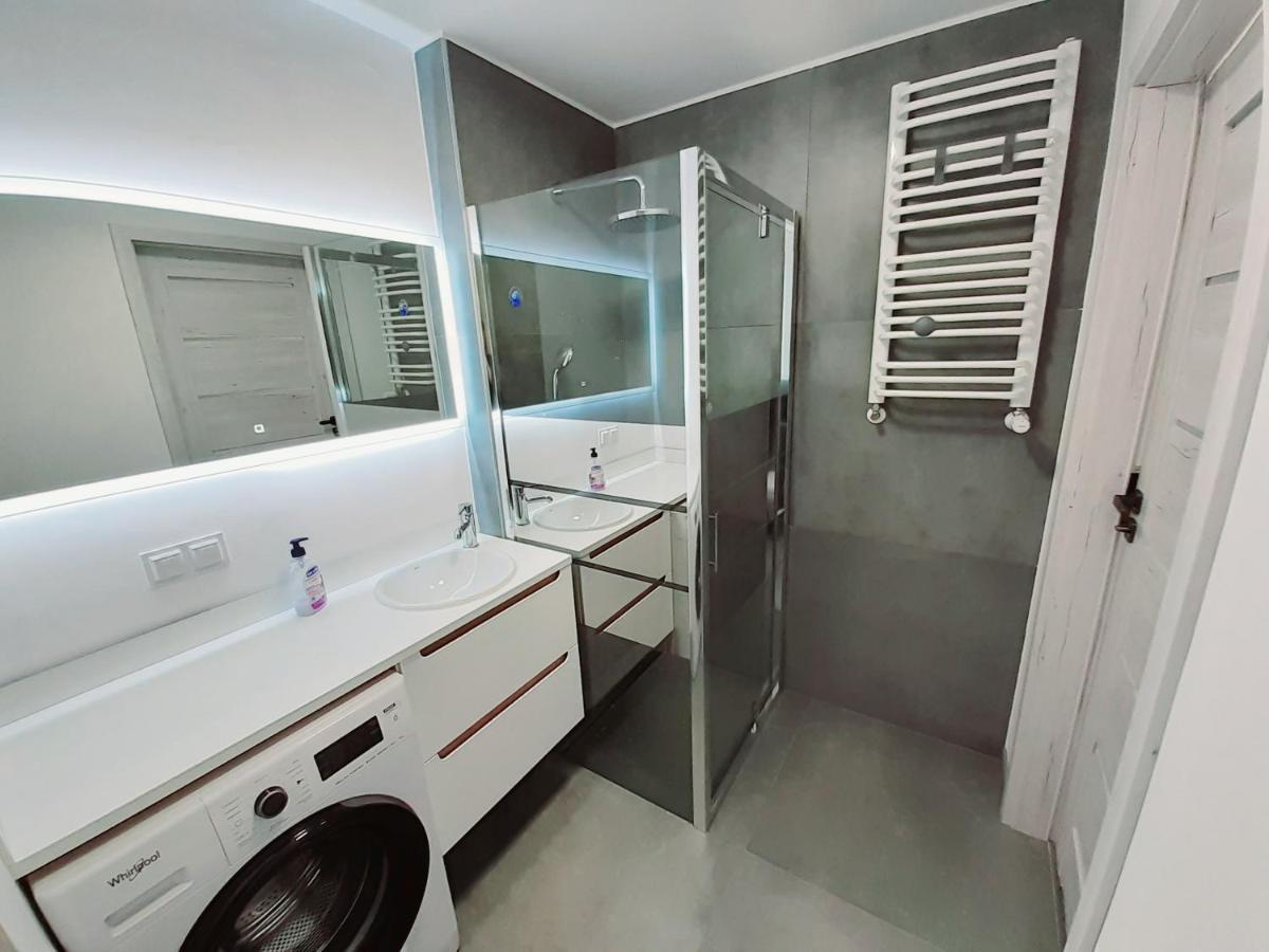 Apartament Kapitanski Mostek 17A Z Widokiem Na Port I Latarnie Morska Oraz Garazem Apartman Kołobrzeg Kültér fotó